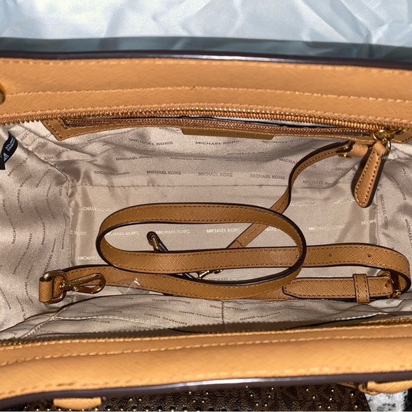 Michael Kors Selma Satchel and matching wallet. - Picture 2 of 4